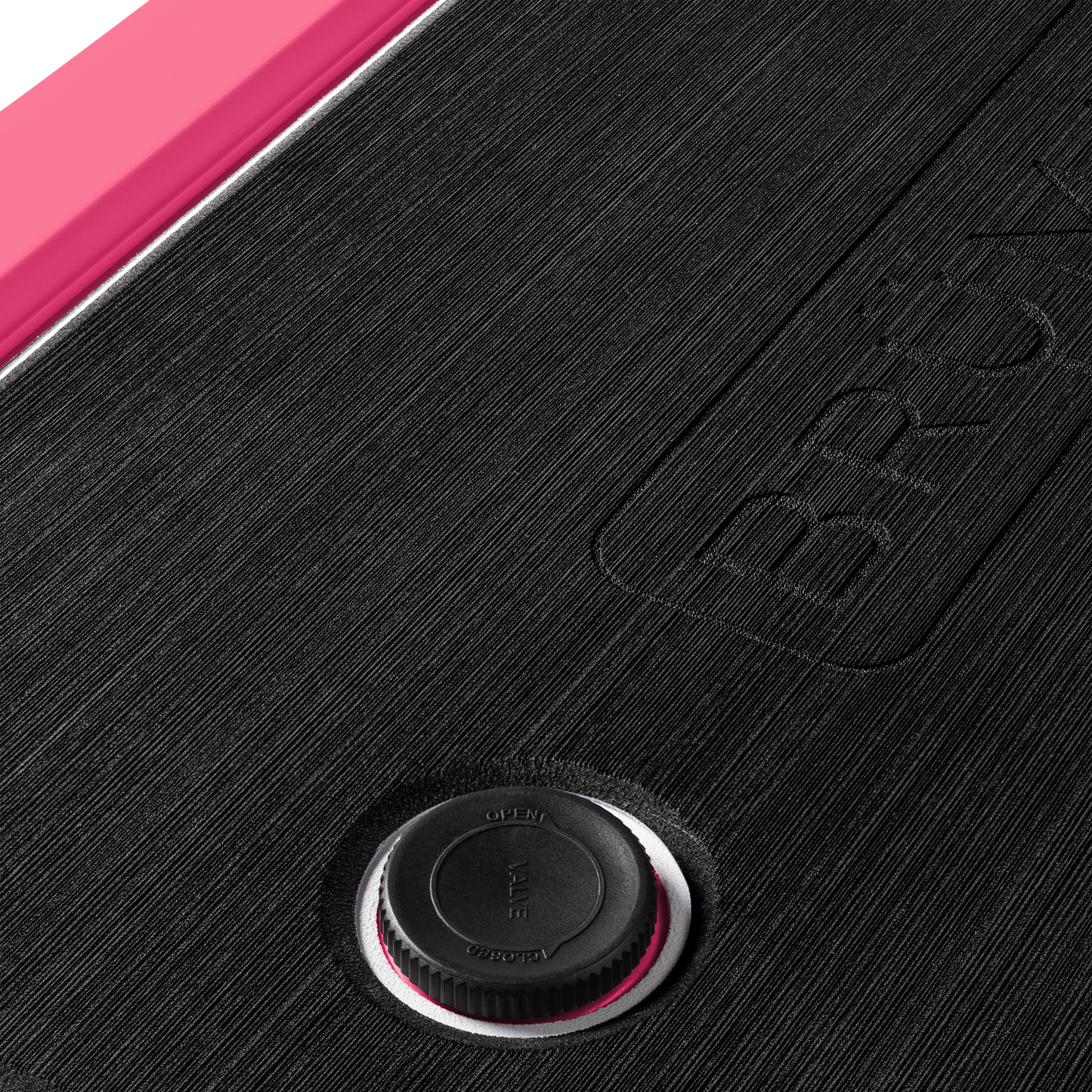 brutank-l0 brutank-55qt-neonpink-vent.png